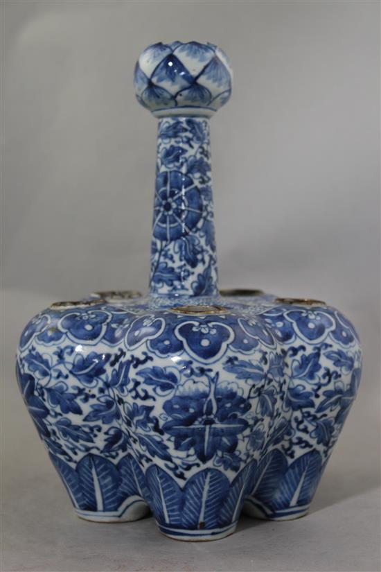 A Chinese blue and white garlic neck tulip vase, 19th century, 24.5cm